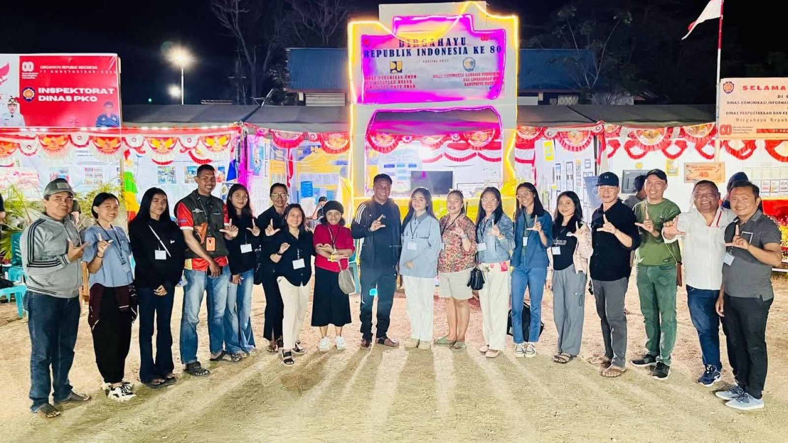 Foto bersama Bupati Rote Ndao, Paulus Henuk, bersama Para Relawan Sampah