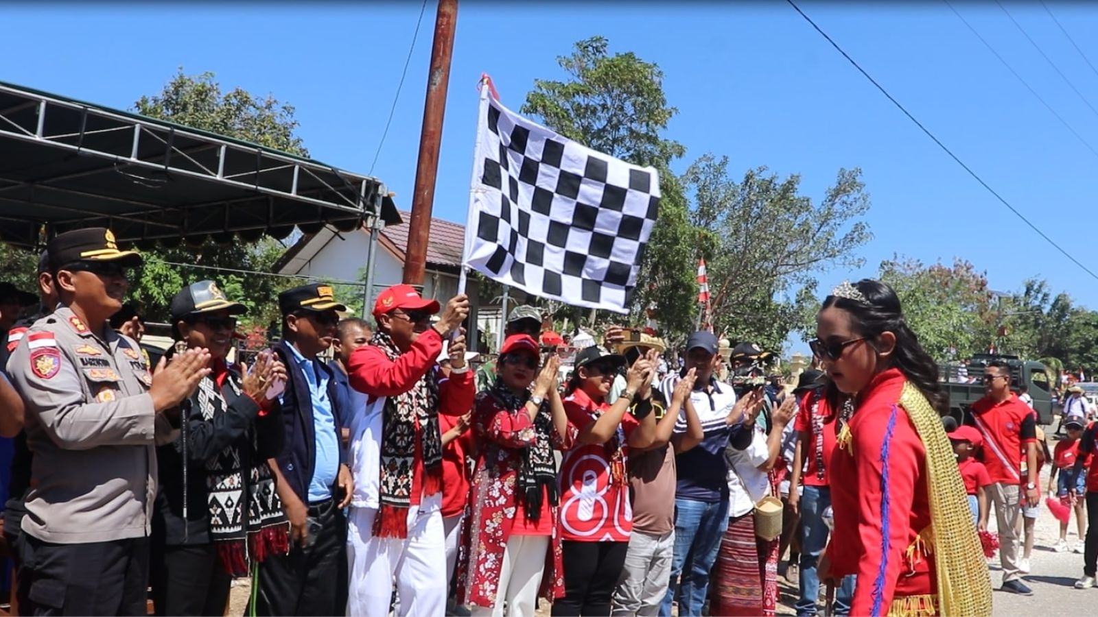 Bupati Rote Ndao, Paulus Henuk mengibarkan bendera tanda melepaskan peserta karnaval pembangunan