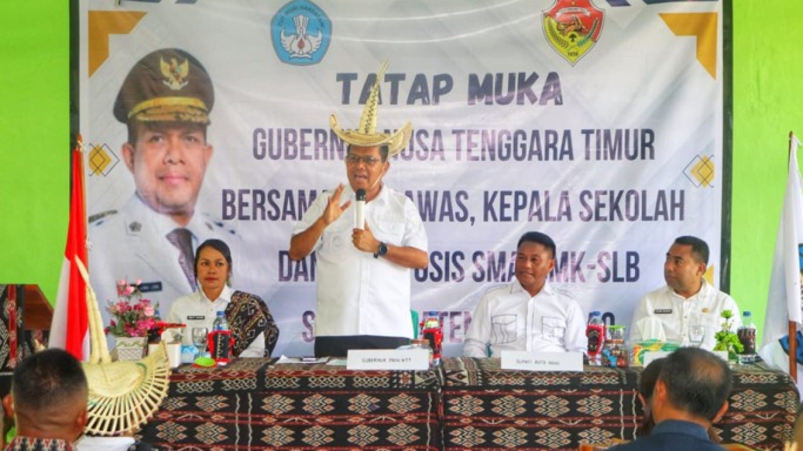 Gubernur NTT Emanuel Melkiades Laka Lena, S.Si, Apt memberikan arahan kepada Pengawas Sekolah, Kepala Sekolah, serta Ketua OSIS SMA/SMK/SLB se-Kabupaten Rote Ndao.