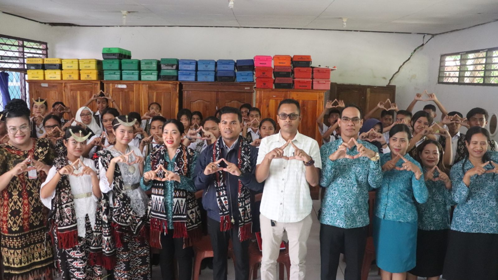 Foto Bersama Ketua TP PKK dengan Kepala Dinas P3AP2KB bersama seluruh peserta Sosialisasi