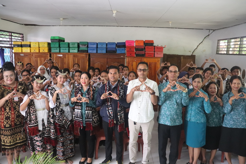 Foto Bersama Ketua TP PKK dengan Kepala Dinas P3AP2KB bersama seluruh peserta Sosialisasi