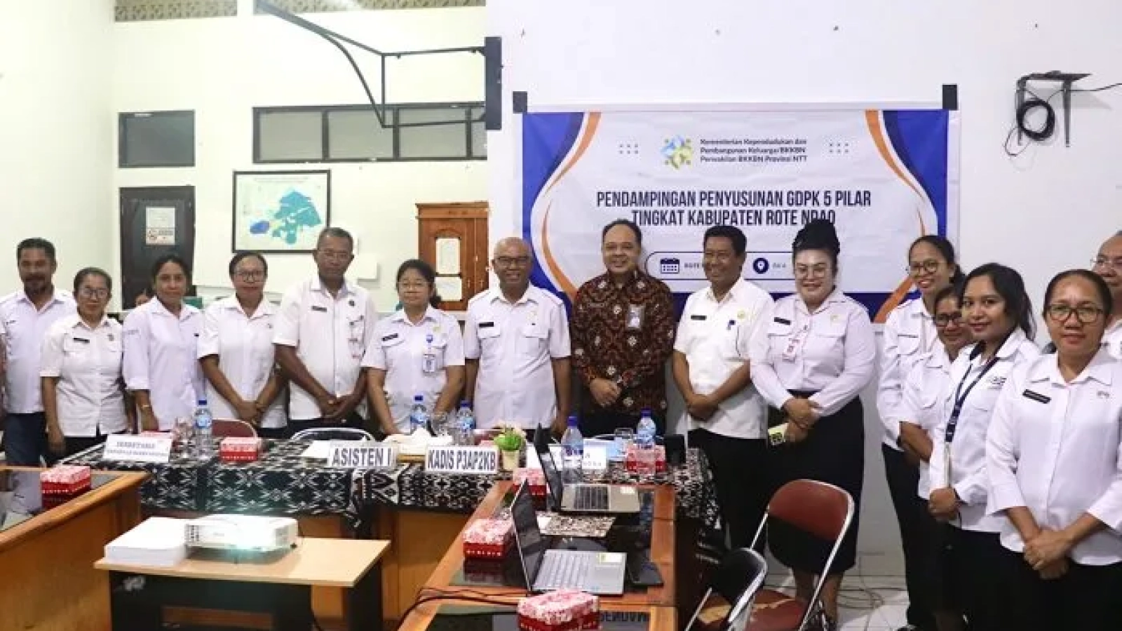 Plt. Asisten Pemerintahan dan Kesra Kabupaten Rote Ndao Drs. Benay Forah bersama jajaran OPD, BKKBN Provinsi NTT, BPS, dan BPJS berfoto bersama usai pembukaan kegiatan Pendampingan Penyusunan Grand Design Pembangunan Kependudukan (GPDK) Kabupaten Rote Ndao, Rabu (24/9/2025) di Aula Bapelitbang Kabupaten Rote Ndao.