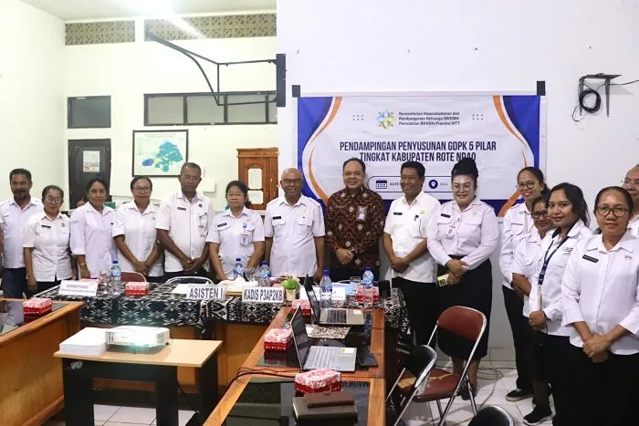 Plt. Asisten Pemerintahan dan Kesra Kabupaten Rote Ndao Drs. Benay Forah bersama jajaran OPD, BKKBN Provinsi NTT, BPS, dan BPJS berfoto bersama usai pembukaan kegiatan Pendampingan Penyusunan Grand Design Pembangunan Kependudukan (GPDK) Kabupaten Rote Ndao, Rabu (24/9/2025) di Aula Bapelitbang Kabupaten Rote Ndao.