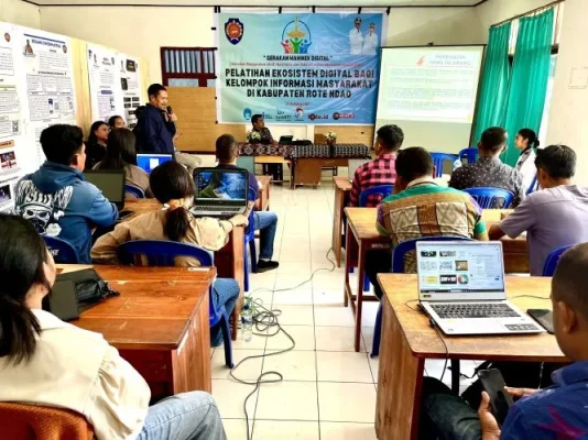 Suasana saat berlangsungnya Pelatihan Ekosistem Digital bagi Kelompok Informasi Masyarakat (KIM) di Aula Mafa’da, Kabupaten Rote Ndao. Peserta dari tiga desa terlihat antusias mengikuti materi yang disampaikan narasumber.