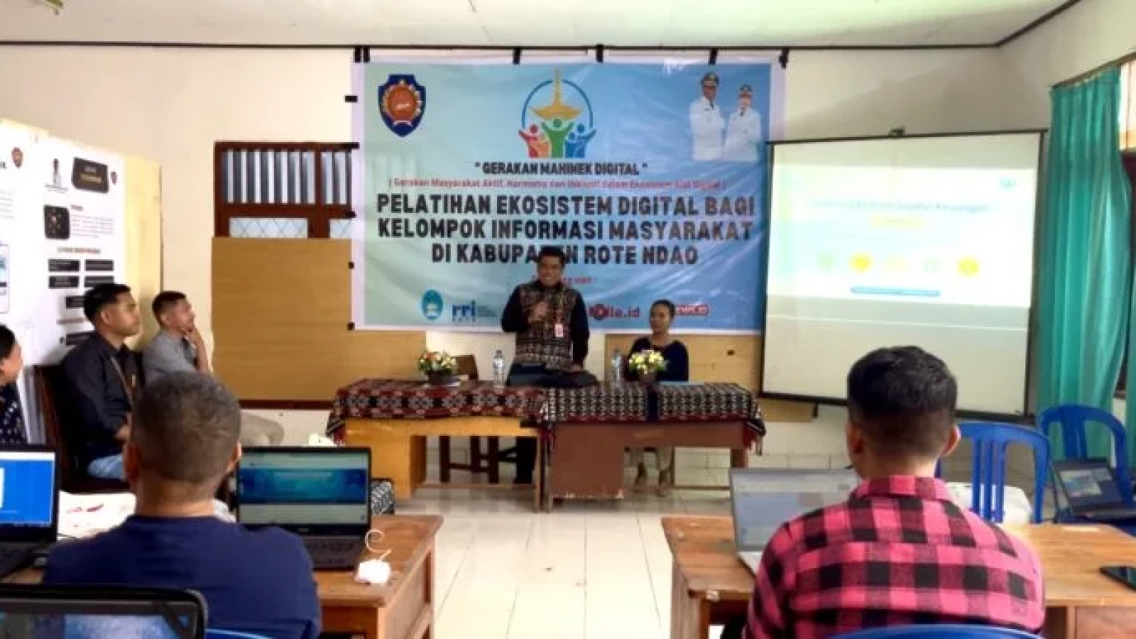 Kepala Dinas Komunikasi, Informatika, Statistik, dan Persandian Kabupaten Rote Ndao, Pauwil J. J. Nggili, S.Sos., M.Si., saat memberikan sambutan pada kegiatan Pelatihan Ekosistem Digital bagi Kelompok Informasi Masyarakat (KIM) di Aula Mafa’da, Jumat (26/09/2025).