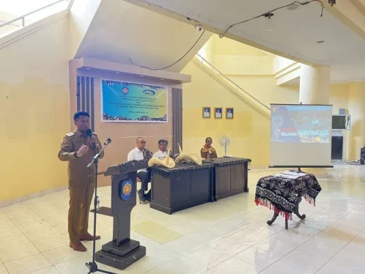 Bupati Rote Ndao Paulus Henuk, SH memberikan sambutan dalam kegiatan penandatanganan Nota Kesepakatan antara Pemkab Rote Ndao dan BPKP Provinsi NTT tentang peningkatan tata kelola pemerintahan yang baik.
