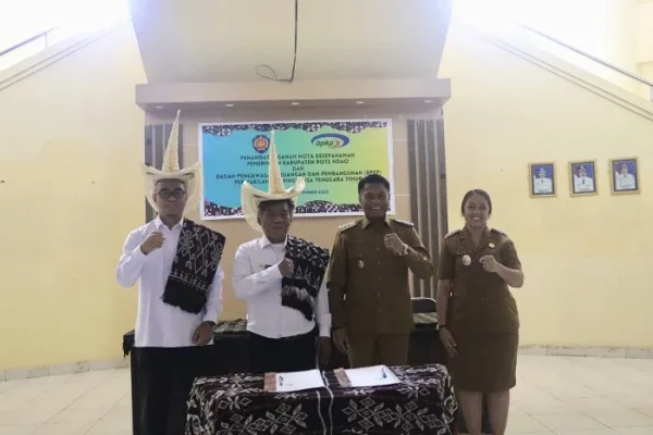 Bupati Rote Ndao Paulus Henuk, SH (kedua dari kanan) bersama Wakil Bupati Apremoi Dudelusy Dethan (kanan), Plt. Kepala Perwakilan BPKP Provinsi NTT (kedua dari kiri), serta jajaran berpose usai penandatanganan Nota Kesepakatan antara Pemkab Rote Ndao dan BPKP Provinsi NTT tentang peningkatan tata kelola pemerintahan yang baik.