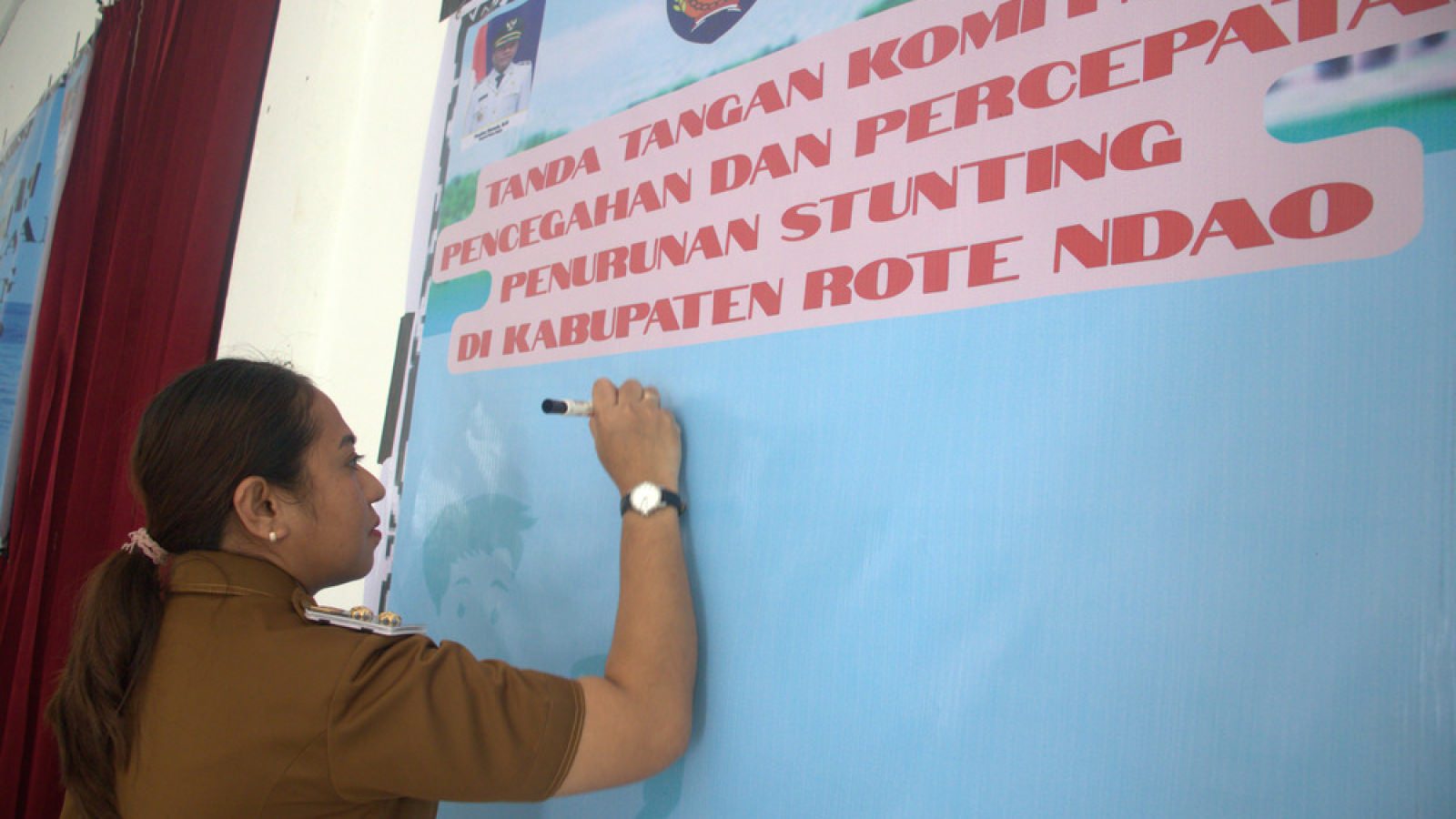 Wakil Bupati Rote Ndao menandatangani komitmen bersama pencegahan dan percepatan stunting di Kabupaten Rote Ndao