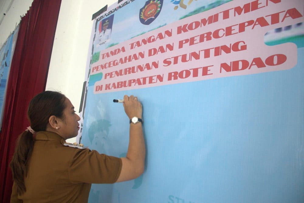 Wakil Bupati Rote Ndao menandatangani komitmen bersama pencegahan dan percepatan stunting di Kabupaten Rote Ndao