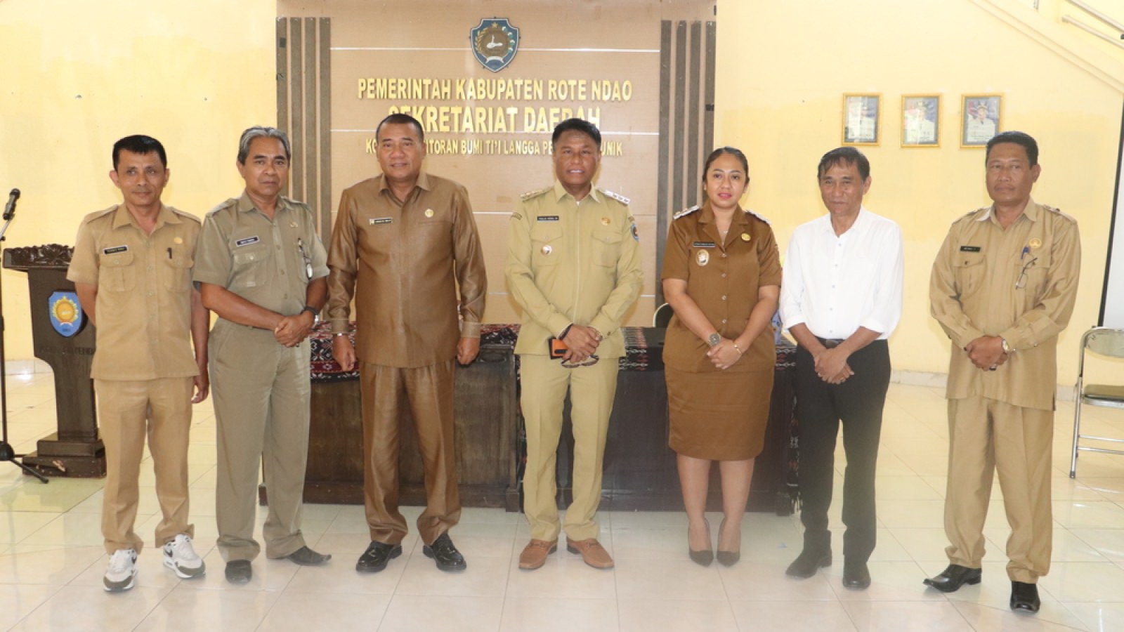 Foto bersama Bupati Rote Ndao, Wakil Bupati Rote Ndao, Sekda, bersama Pejabat yang melakukan serah terima jabatan