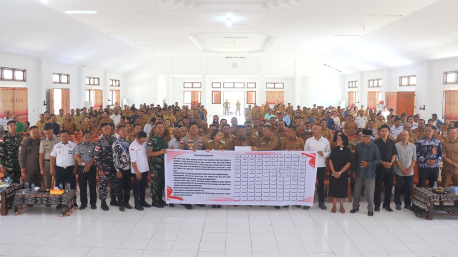 Bupati Rote Ndao Paulus Henuk, SH membacakan ikrar diikuti Forkorda Rote Ndao.
