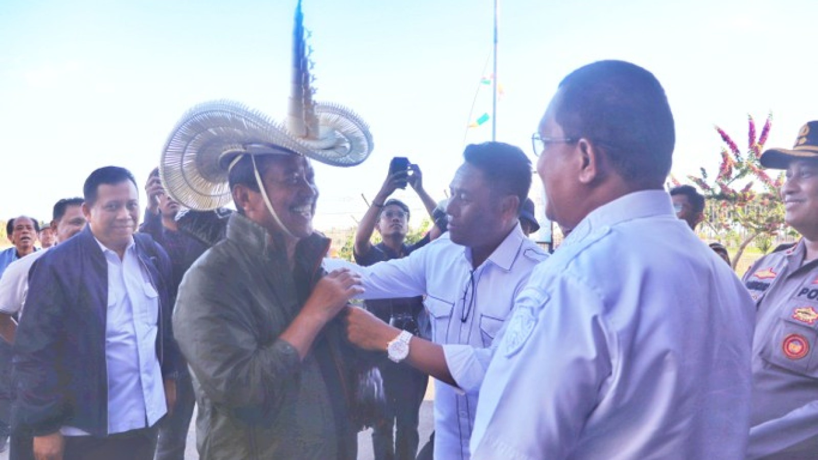 Bupati Rote Ndao Paulus Henuk mengalungkan kain adat Rote kepada Menteri KP Sakti Wahyu Trenggono disaksikan Gubernur NTT Melki Laka Lena.