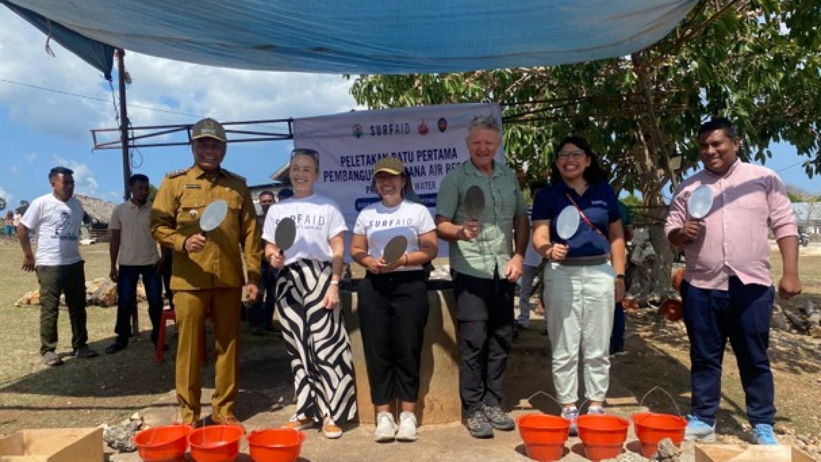 Acara Peletakan Batu Pertama Pembangunan Sarana Air Bersih Program Rote Malole Water di Dusun Adek Desa Oelolot Kecamatan Rote Barat.