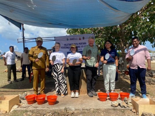 Acara Peletakan Batu Pertama Pembangunan Sarana Air Bersih Program Rote Malole Water di Dusun Adek Desa Oelolot Kecamatan Rote Barat.