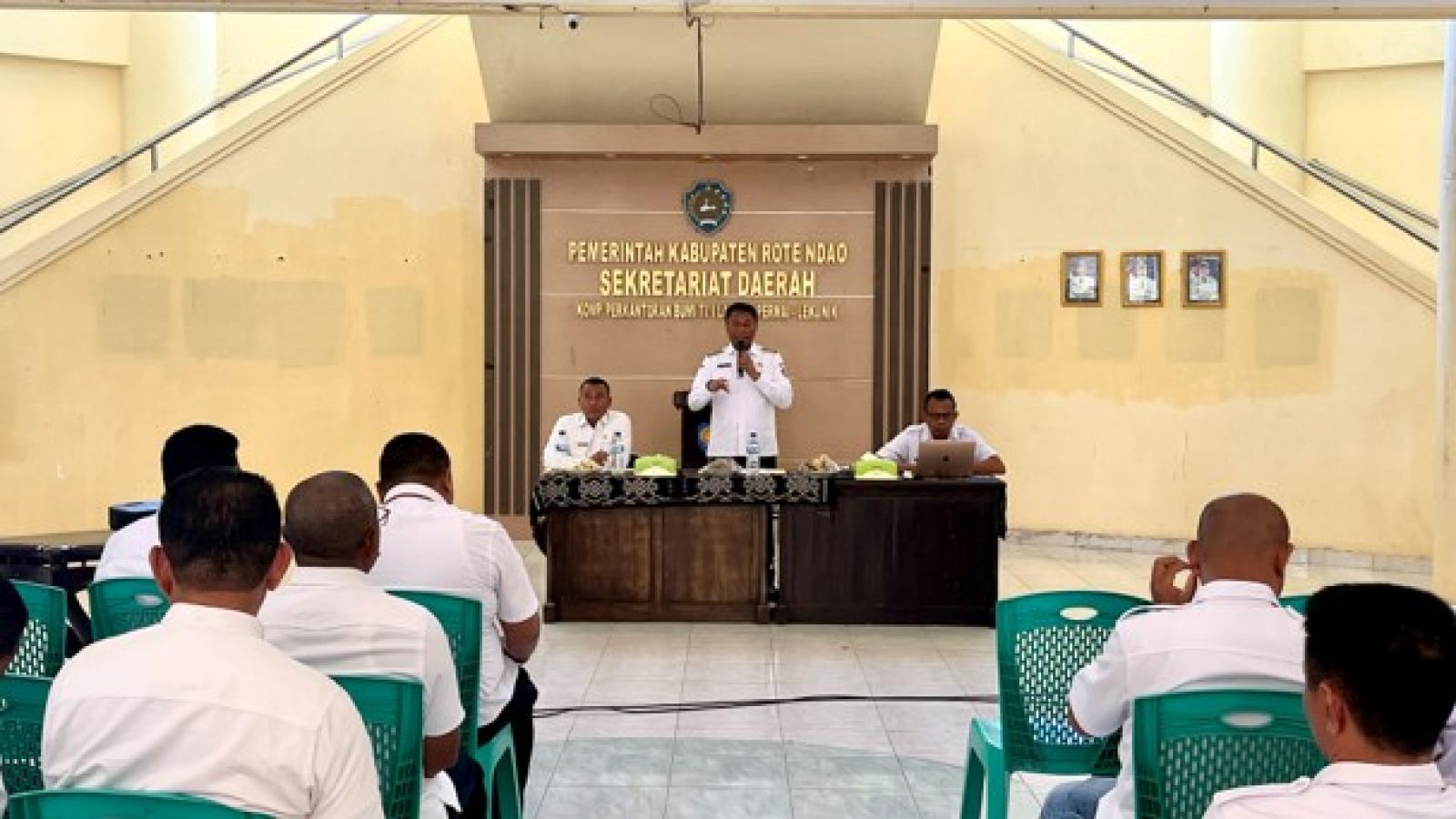 Bupati Rote Ndao Paulus Henuk, SH memberikan sambutan dan menekankan agar pengelolaan APBD 2025 benar-benar memberi manfaat nyata bagi masyarakat.