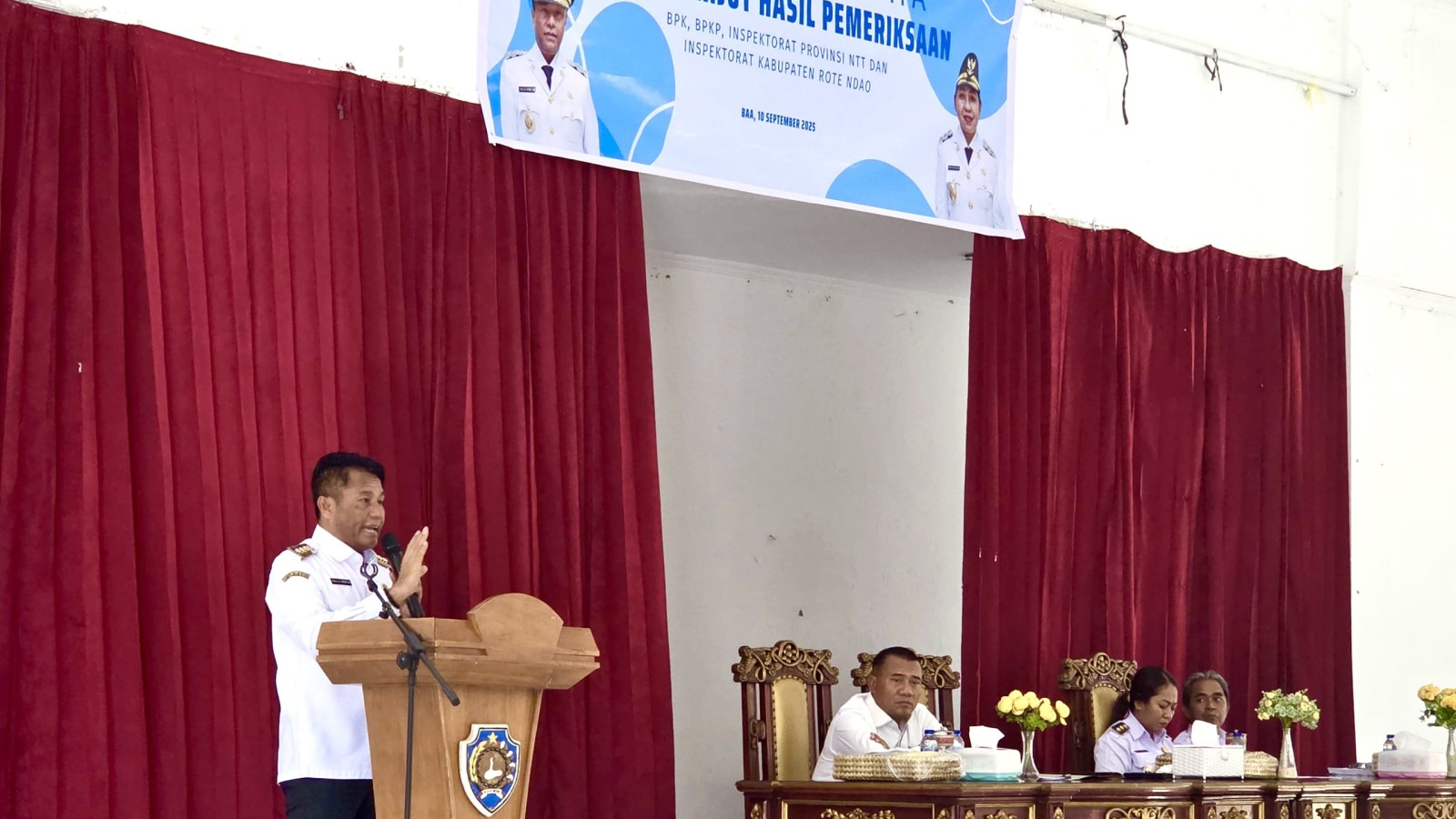 Bupati Rote Ndao Paulus Henuk, SH saat memberi sambutan pada Rapat Evaluasi dan Pemutakhiran Data Tindak Lanjut Hasil Pemeriksaan Badan Pemeriksa Keuangan (BPK) dan Aparat Pengawasan Intern Pemerintah (APIP) Tahun Anggaran 2018–2025.