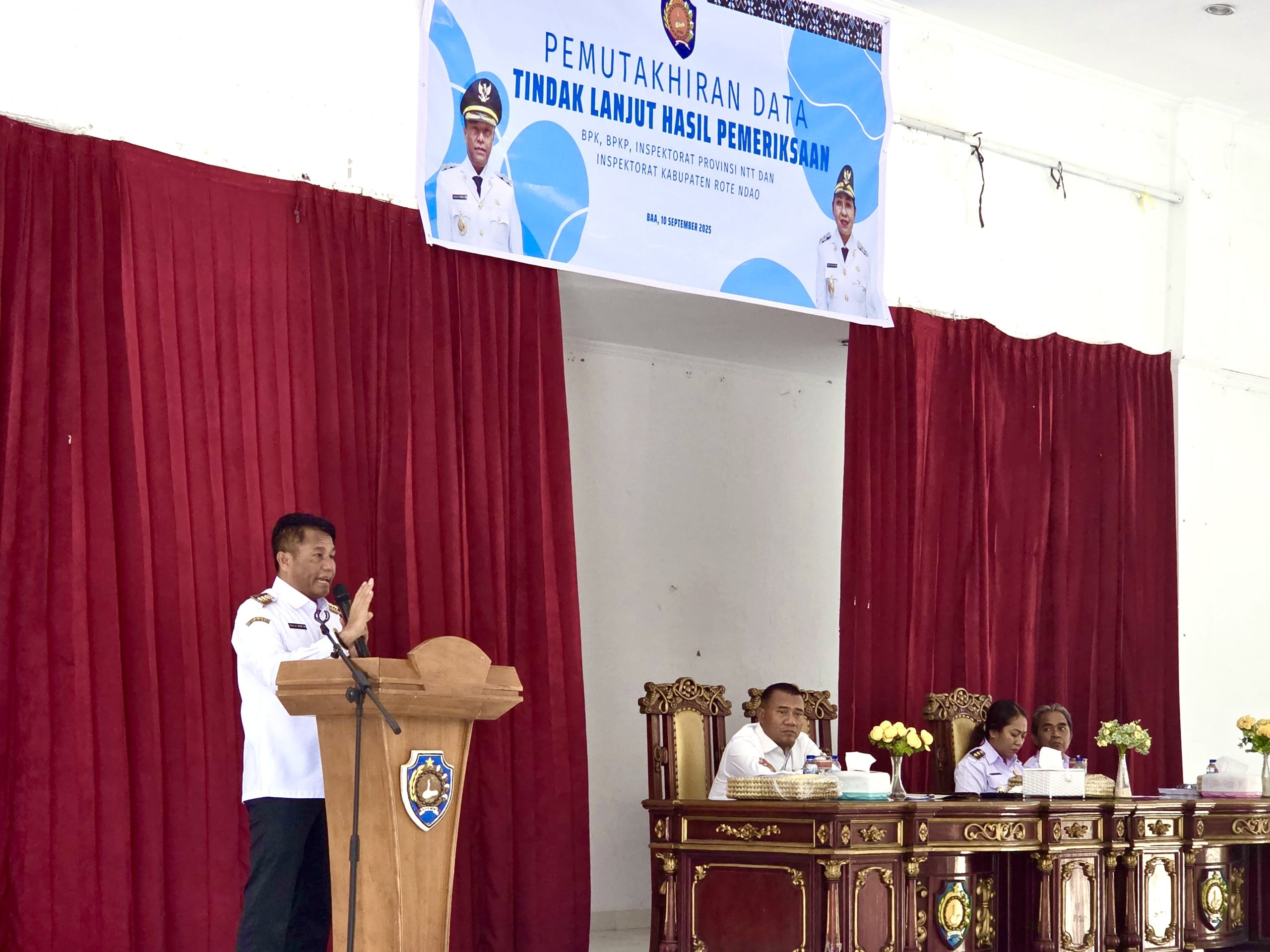 Bupati Rote Ndao Paulus Henuk, SH saat memberi sambutan pada Rapat Evaluasi dan Pemutakhiran Data Tindak Lanjut Hasil Pemeriksaan Badan Pemeriksa Keuangan (BPK) dan Aparat Pengawasan Intern Pemerintah (APIP) Tahun Anggaran 2018–2025.