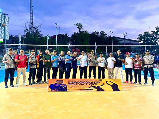 Foto Bersama Sekretaris Daerah Drs. Jonas M. Selly, MM bersama Jajaran Fokopimda, Pimpinan OPD dan Panitia Pelaksana Kegiatan.