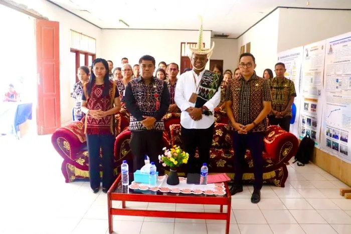 komisioner Komisi Informasi Provinsi NTT yang di wakili oleh Daniel Tonu, SE., M.Si