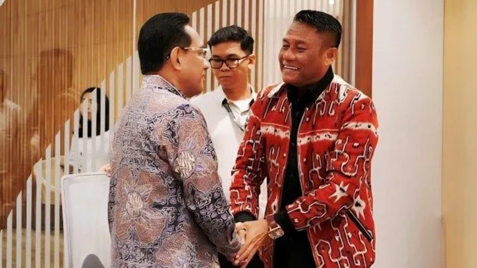 Bupati Rote Ndao Paulus Henuk, SH saat bertemu Wakil Menteri Kesehatan RI dr. Benjamin Paulus Octavianus, Sp.P, FISR.
