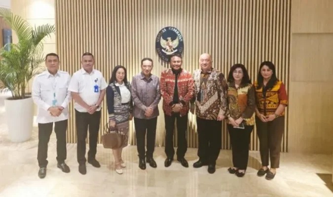 Bupati Rote Ndao Paulus Henuk bersama Wamenkes dr. Benjamin Paulus Octavianus dan jajaran.