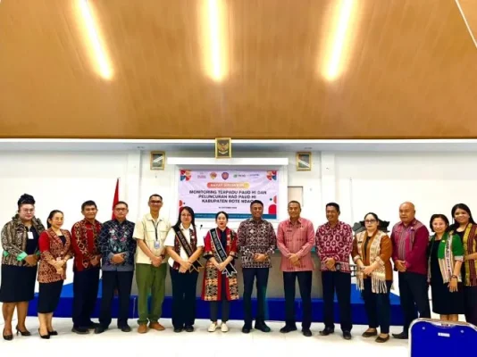 Foto Bersama Bupati Rote Ndao Paulus Henuk, SH Sekretaris Daerah Kabupaten Rote Ndao Drs. Jonas M. Selly, MM, para Asisten dan Staf Ahli, Pimpinan Perangkat Daerah, Ketua TP-PKK Kabupaten Rote Ndao Ny. Yanne Henuk-Pellokila, serta perwakilan Mitra Pembangunan dari UNICEF.