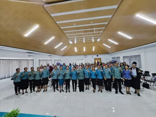 Foto bersama Plt. Kepala Dinas Pendidikan Kepemudaan dan Olahraga Kabupaten Rote Ndao, Drs. Benay Forah, Ketua Tim Penggerak PKK Kabupaten Rote Ndao, Ny. Yanne Henuk-Pellokila, Kepala Dinas P3A2KB, Regina V. A. Kedoh, S.STP., M.Si, dan Perwakilan Dinas Kesehatan.