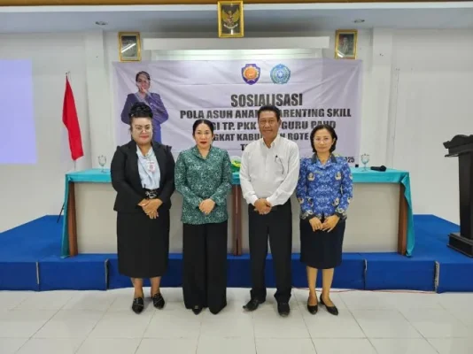 Foto bersama Plt. Kepala Dinas Pendidikan Kepemudaan dan Olahraga Kabupaten Rote Ndao, Drs. Benay Forah, Ketua Tim Penggerak PKK Kabupaten Rote Ndao, Ny. Yanne Henuk-Pellokila, Kepala Dinas P3A2KB, Regina V. A. Kedoh, S.STP., M.Si, dan Perwakilan Dinas Kesehatan.