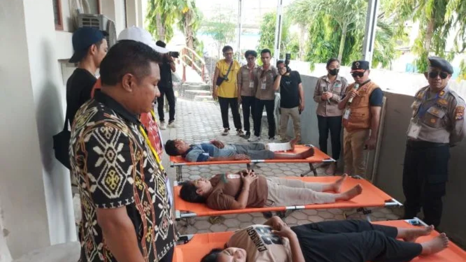 Gladi lapangan Simulasi Ketika Kalak BPBD dan para stakeholder lainnya mengecek keadaan korban cuaca ekstrem banjir di lokasi titik akhir evakuasi Gereja Betania Ba'a