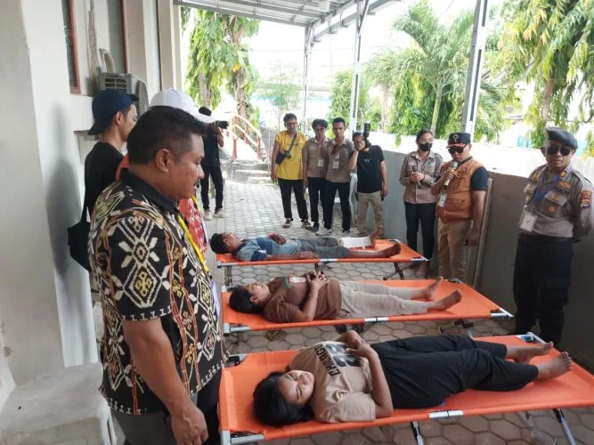 Gladi lapangan Simulasi Ketika Kalak BPBD dan para stakeholder lainnya mengecek keadaan korban cuaca ekstrem banjir di lokasi titik akhir evakuasi Gereja Betania Ba'a