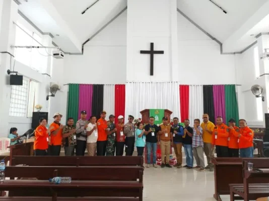 Fotot Bersama Para stake holdeer bersama BPBD Kab rote ndao dan Tim siap siaga NTT berpose setelah kegiatan gladi Lapangan Simulasi Rencana Kontijensi Cuaca Ekstrem Uji Coba Sistem Peringatan Dini Inklusi Kabupaten Rote Ndao.