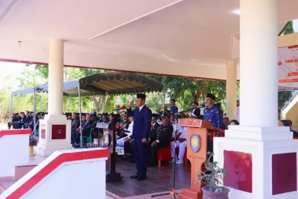 Bupati Rote Ndao, Paulus Henuk, SH saat memimpin jalannya Upacara Memperingati Hari Kesaktian Pancasila di Lapangan Upacara Kantor Bupati Rote Ndao.