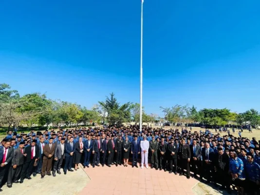 Bupati Rote Ndao Paulus Henuk, SH bersama Wakil Bupati Apremoi Dudelusy Dethan berfoto bersama unsur Forkopimda, pimpinan perangkat daerah, serta ASN PPPK Formasi 2024 usai penyerahan SK Bupati di Lapangan Upacara Kantor Bupati Rote Ndao.