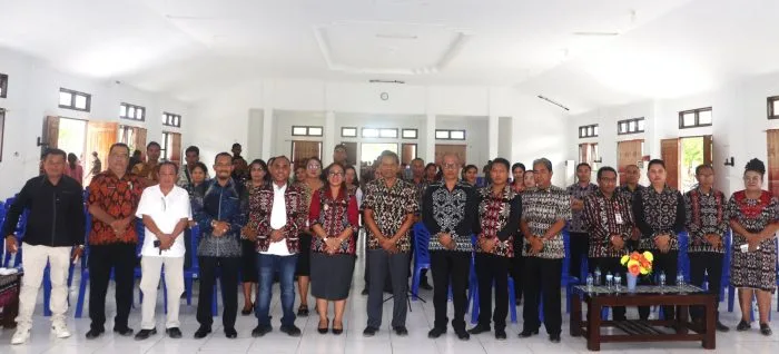 Wakil Bupati Rote Ndao Apremoi Dudelusy Dethan bersama Pdt. Deddy Marcus Lenggu, S.Mis dan pimpinan perangkat daerah.