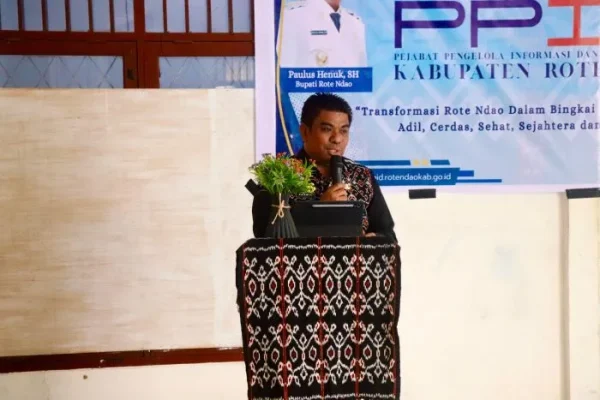 Kepala Dinas Komunikasi Informatika Statistik dan Persandian Kabupaten Rote Ndao Pauwil J. J. Nggili, S.Sos, M.Si saat memaparkan materi dalam kegiatan Visitasi Monitoring dan Evaluasi Penilaian Keterbukaan Informasi Publik (KIP) Tahun 2025.