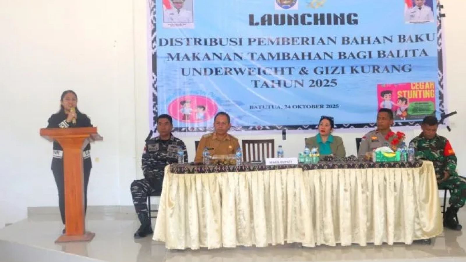 Wakil Bupati Rote Ndao Apremoi Dudelusy Dethan memberikan arahan melaunching Distribusi Bantuan Bahan Baku PMT Bagi Balita Underweight dan Gizi Kurang Tahun 2025.