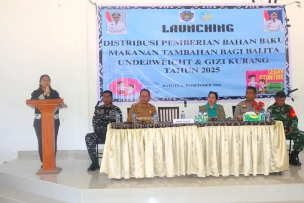 Wakil Bupati Rote Ndao Apremoi Dudelusy Dethan memberikan arahan melaunching Distribusi Bantuan Bahan Baku PMT Bagi Balita Underweight dan Gizi Kurang Tahun 2025.