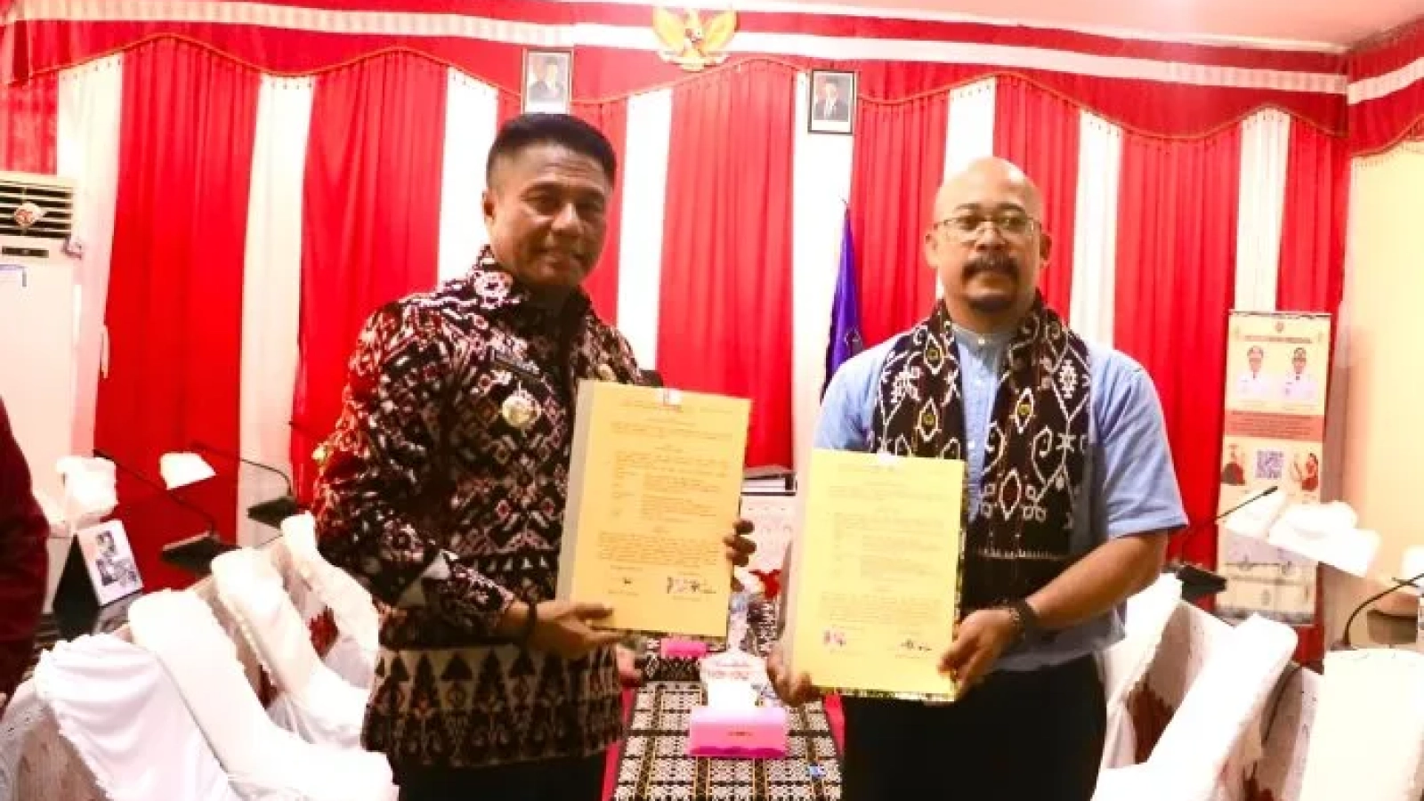 Bupati Rote Ndao, Paulus Henuk, SH, dan Rektor IAKN Kupang, Dr. I Made Suardana, M.Th berpose bersama usai menandatangani Kesepakatan Bersama Dukung Pelaksanaan Tri Dharma Perguruan Tinggi