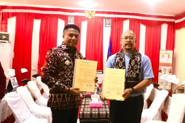 Bupati Rote Ndao, Paulus Henuk, SH, dan Rektor IAKN Kupang, Dr. I Made Suardana, M.Th berpose bersama usai menandatangani Kesepakatan Bersama Dukung Pelaksanaan Tri Dharma Perguruan Tinggi