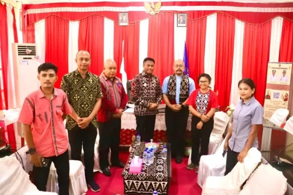 Bupati Rote Ndao, Paulus Henuk, SH, dan Rektor IAKN Kupang, Dr. I Made Suardana, M.Th