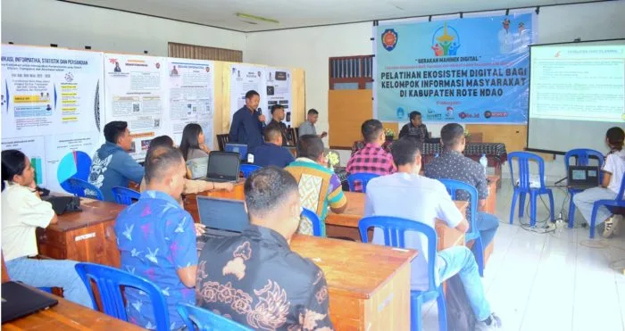 Peserta pelatihan mendengarkan materi dari Narasumber.