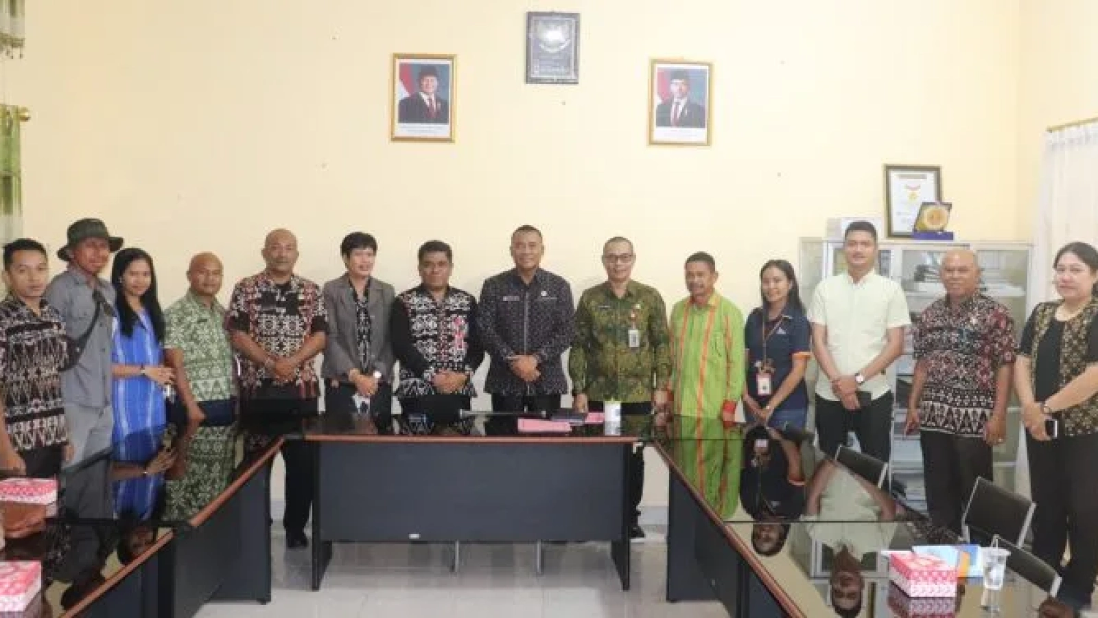 ekretrais Daerah Kabupaten Rote Ndao Drs. Jonas M. Selly, MM, Kepala Dinas Kominfostaper (Project Leader Gerakan Mahinek Digital ) Pauwil J. J. Nggili, S.Sos, M.Si bersama peserta Rapat Koordinasi.