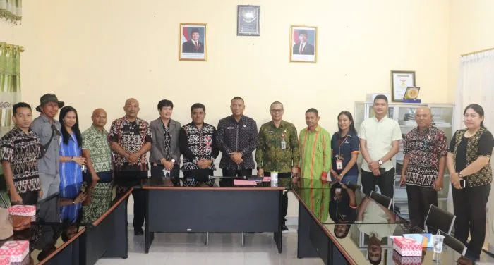 ekretrais Daerah Kabupaten Rote Ndao Drs. Jonas M. Selly, MM, Kepala Dinas Kominfostaper (Project Leader Gerakan Mahinek Digital ) Pauwil J. J. Nggili, S.Sos, M.Si bersama peserta Rapat Koordinasi.