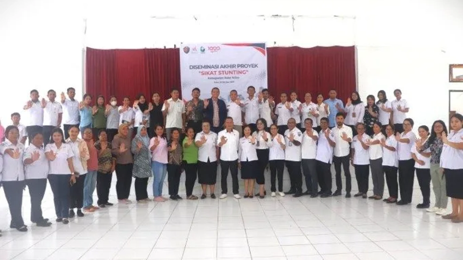 Peserta Diseminasi Akhir Program “Sikat Stunting” bersama Plt. Asisten Perekonomian dan Pembangunan Annthonius Banepa, SE, Program Manajer 1000 Days Fund Yayasan Seirbu Cita Bangsa berpose tolak stunting.