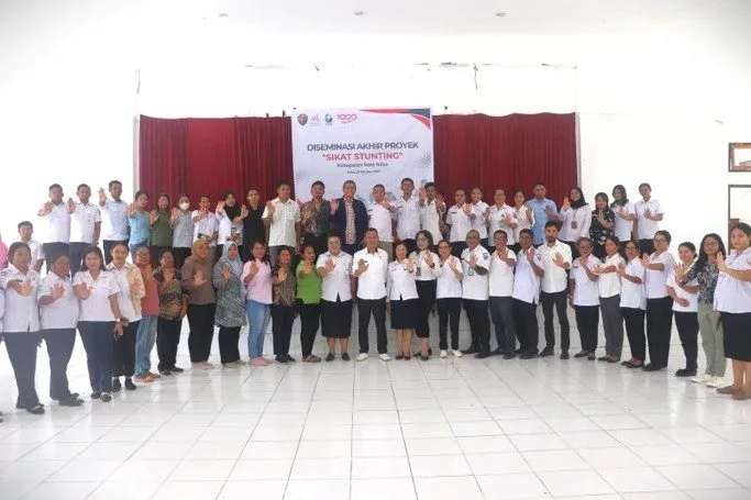 Peserta Diseminasi Akhir Program “Sikat Stunting” bersama Plt. Asisten Perekonomian dan Pembangunan Annthonius Banepa, SE, Program Manajer 1000 Days Fund Yayasan Seirbu Cita Bangsa berpose tolak stunting.