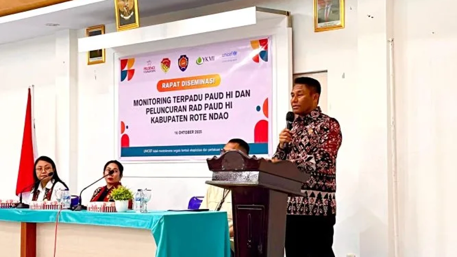 Bupati Rote Ndao Paulus Henuk, SH Saat Memberikan Sambutan pada Rapat Desiminasi Monitoring Terpadu Pendidikan Anak Usia Dini Holistik Integratif (PAUD HI) dan Peluncuran Rencana Aksi Daerah (RAD) PAUD HI Kabupaten Rote Ndao di Aula Kopdit Sehati Baa, Kamis (16/10/2025).