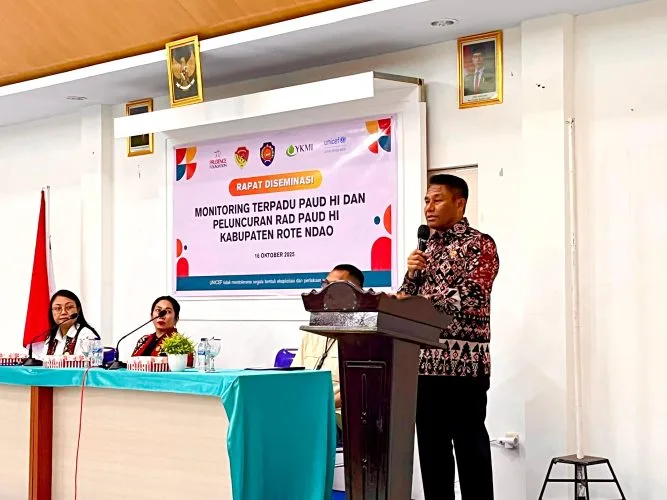 Bupati Rote Ndao Paulus Henuk, SH Saat Memberikan Sambutan pada Rapat Desiminasi Monitoring Terpadu Pendidikan Anak Usia Dini Holistik Integratif (PAUD HI) dan Peluncuran Rencana Aksi Daerah (RAD) PAUD HI Kabupaten Rote Ndao di Aula Kopdit Sehati Baa, Kamis (16/10/2025).