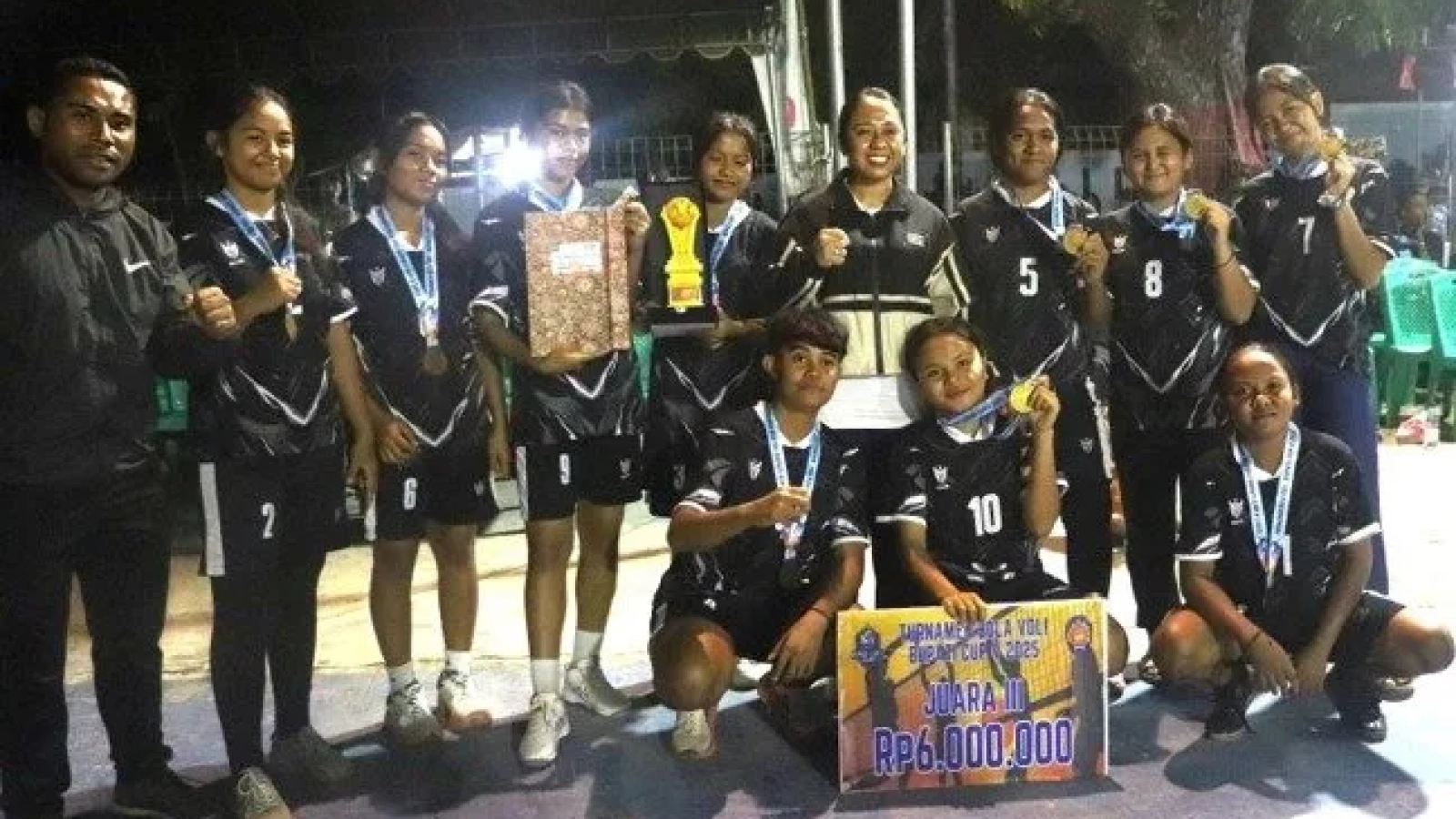 Salah satu Tim Putri Voli foto bersama Wakil Bupati Rote Ndao Apremoi Dudelusy Dethan.