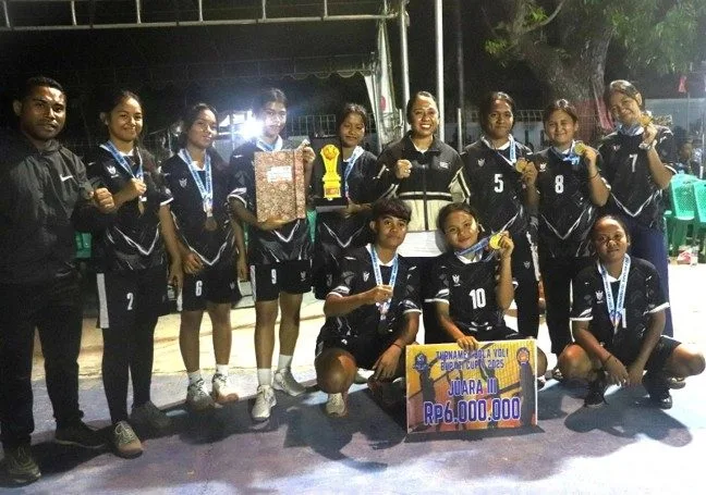 Salah satu Tim Putri Voli foto bersama Wakil Bupati Rote Ndao Apremoi Dudelusy Dethan.