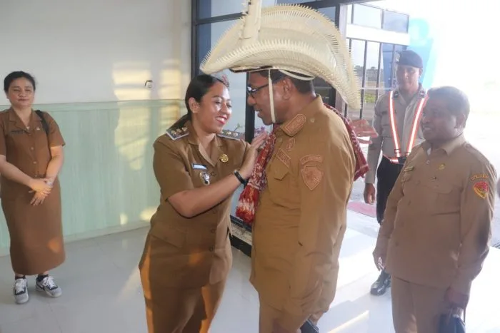Wakil Gubernur NTT Irjen Pol (Purn) Johni Asadoma, SH,M.Hum saat mengenakan Topi Ti’i Langga dan Selimut Rote.